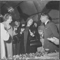 Alger. Arbre de Noël à l'hôpital Maillot. Mesdames Ailleret et de Menditte s'entretiennent avec le médecin colonel Siffre.