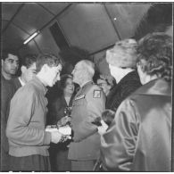 Alger. Arbre de Noël à l'hôpital Maillot. Remise des cadeaux aux malades valides.