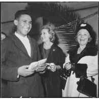 Alger. Arbre de Noël à l'hôpital Maillot. Remise des cadeaux aux malades valides.