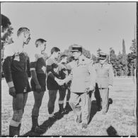 Maison Carrée. Finale de rugby. Le colonel Fouquet félicite l'équipe victorieuse, la CRT n°10 (compagnie régionale du train n°10).