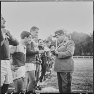 Maison Carrée. Finale de rugby. Le colonel Fouquet remet des médailles aux joueurs.