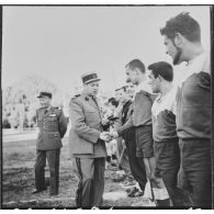 Maison Carrée. Finale de rugby. Le colonel Fouquet félicite l'équipe défaite.