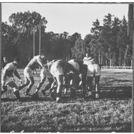 Maison Carrée. Finale de rugby. Mêlée à quelques mètres de la ligne de but.