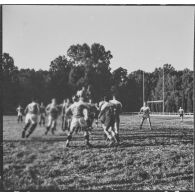 Maison Carrée. Finale de rugby. Les deux équipes aux prises, à un moment où le jeu était très spectaculaire.