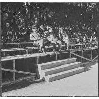 Maison Carrée. Finale de rugby. Les officiers suivent le jeu avec attention.
