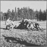 Maison Carrée. Finale de rugby. Mêlée.