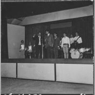 Hussein Dey. Base aérienne 148 (BA 148). Réveillon du nouvel an. Des musiciens et chanteurs.