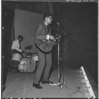 Hussein Dey. Base aérienne 148 (BA 148). Réveillon du nouvel an. Des musiciens et chanteurs.