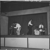 Hussein Dey. Base aérienne 148 (BA 148). Réveillon du nouvel an. Des musiciens et chanteurs.