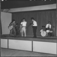 Hussein Dey. Base aérienne 148 (BA 148). Réveillon du nouvel an. Des musiciens et chanteurs.