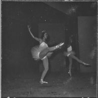 Hussein Dey. Base aérienne 148 (BA 148). Réveillon du nouvel an. Des danseuses.