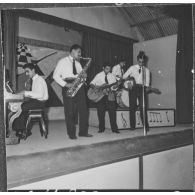 Hussein Dey. Base aérienne 148 (BA 148). Réveillon du nouvel an. Des musiciens.