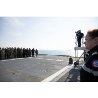 Rassemblement des représentant des organismes de défense français et internationaux pour un exercice sur le pont d'envol du porte-hélicoptèress amphibie (PHA) Tonnerre à Sète.