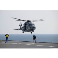 Un hélicoptère Caïman Marine apponte sur le pont d'envol du porte-hélicoptèress amphibie (PHA) Tonnerre pour un exercice d'évacuation sanitaire à Sète.