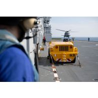 Un hélicoptère Caïman Marine apponte sur le pont d'envol du porte-hélicoptèress amphibie (PHA) Tonnerre pour un exercice d'évacuation sanitaire à Sète.