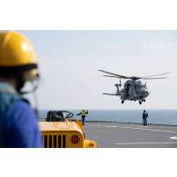 Un hélicoptère Caïman Marine apponte sur le pont d'envol du porte-hélicoptèress amphibie (PHA) Tonnerre pour un exercice d'évacuation sanitaire à Sète.