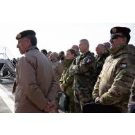 Le général Thierry Burkhard assiste à un exercice auprès des représentant des organismes de défense français et internationaux sur le pont d'envol du porte-hélicoptèress amphibie (PHA) Tonnerre à Sète.