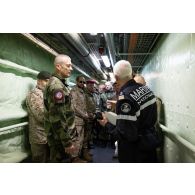 Le général Thierry Burckhard accompagné des représentants des organismes de défense français et internationaux visite l'hôpital du porte-hélicoptères amphibie (PHA) Tonnerre à Sète.