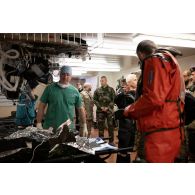 Le général Thierry Burckhard accompagné des représentants des organismes de défense français et internationaux visite l'hôpital du porte-hélicoptères amphibie (PHA) Tonnerre à Sète.