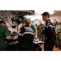 Le général Thierry Burckhard accompagné des représentants des organismes de défense français et internationaux visite l'hôpital du porte-hélicoptères amphibie (PHA) Tonnerre à Sète.