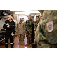 Le général Thierry Burckhard accompagné des représentants des organismes de défense français et internationaux visite l'hôpital du porte-hélicoptères amphibie (PHA) Tonnerre à Sète.