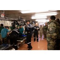 Le général Thierry Burckhard accompagné des représentants des organismes de défense français et internationaux visite l'hôpital du porte-hélicoptères amphibie (PHA) Tonnerre à Sète.