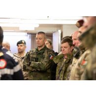 Le général Thierry Burckhard accompagné des représentants des organismes de défense français et internationaux visite l'hôpital du porte-hélicoptères amphibie (PHA) Tonnerre à Sète.