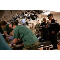 Le général Thierry Burckhard accompagné des représentants des organismes de défense français et internationaux visite l'hôpital du porte-hélicoptères amphibie (PHA) Tonnerre à Sète.