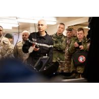 Le général Thierry Burckhard accompagné des représentants des organismes de défense français et internationaux visite l'hôpital du porte-hélicoptères amphibie (PHA) Tonnerre à Sète.