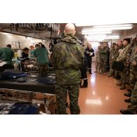 Le général Thierry Burckhard accompagné des représentants des organismes de défense français et internationaux visite l'hôpital du porte-hélicoptères amphibie (PHA) Tonnerre à Sète.