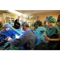 Le général Thierry Burckhard accompagné des représentants des organismes de défense français et internationaux assiste à une opération chirurgicale à l'hôpital du porte-hélicoptères amphibie (PHA) Tonnerre à Sète.