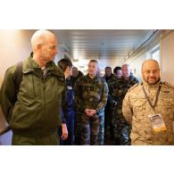 Le général Thierry Burckhard accompagné des représentants des organismes de défense français et internationaux visite l'hôpital du porte-hélicoptères amphibie (PHA) Tonnerre à Sète.