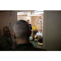 Le général Thierry Burckhard visite un cabinet de dentiste pour un exercice sanitaire à l'hôpital du porte-hélicoptères amphibie (PHA) Tonnerre à Sète.