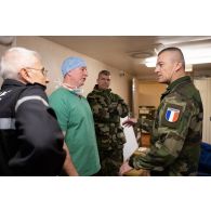 Le général Thierry Burckhard échange avec un chirurgien pour un exercice sanitaire à l'hôpital du porte-hélicoptères amphibie (PHA) Tonnerre à Sète.