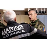 Le général Thierry Burkhard échange avec un médecin en chef à l'hôpital du porte-hélicoptères amphibie (PHA) Tonnerre à Sète.
