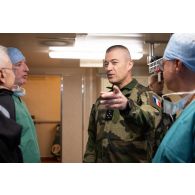 Le général Thierry Burkhard échange avec l'équipe médicale de l'hôpital du porte-hélicoptères amphibie (PHA) Tonnerre à Sète.