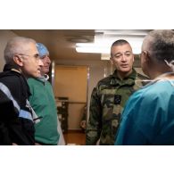 Le général Thierry Burkhard échange avec l'équipe médicale de l'hôpital du porte-hélicoptères amphibie (PHA) Tonnerre à Sète.