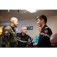 Le général Thierry Burkhard échange avec l'équipe médicale de l'hôpital du porte-hélicoptères amphibie (PHA) Tonnerre à Sète.