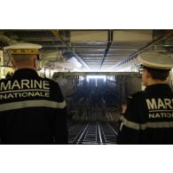 Embarquement des représentants des organismes de défense français et internationaux à bord d'un engin de débarquement amphibie rapide (EDAR) depuis le radier du porte-hélicoptèress amphibie (PHA) Tonnerre à Sète.