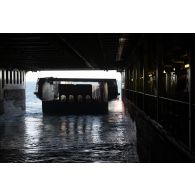 Départ d'un engin de débarquement amphibie rapide (EDAR) depuis le radier du porte-hélicoptèress amphibie (PHA) Tonnerre à Sète.