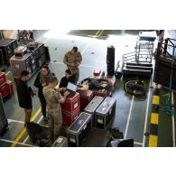 Une équipe de tournage de l'ECPAD se coordonne avec des officiers britanniques et néerlandais à bord du porte-hélicoptèress amphibie (PHA) Tonnerre à Sète.