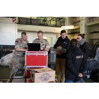 Une équipe de tournage de l'ECPAD se coordonne avec des officiers britanniques et néerlandais à bord du porte-hélicoptèress amphibie (PHA) Tonnerre à Sète.