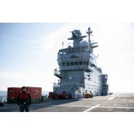 L'opérateur vidéo Quentin de l'ECPAD sur le pont d'envol du porte-hélicoptèress amphibie (PHA) Tonnerre à Sète.