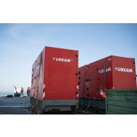 Des techniciens audiovisuels installent une antenne satellite sur le pont d'envol du porte-hélicoptèress amphibie (PHA) Tonnerre à Sète.