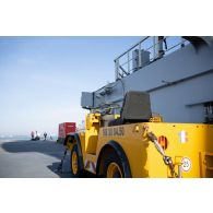 Des techniciens audiovisuels installent une antenne satellite sur le pont d'envol du porte-hélicoptèress amphibie (PHA) Tonnerre à Sète.