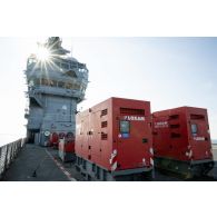 Vue de la façade avant du château du porte-hélicoptèress amphibie (PHA) Tonnerre à Sète.