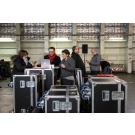 Le réalisateur-en-chef Maxence de l'ECPAD dirige un point de situation avec les techniciens des équipes de Dimmer et d'AMP VIsual TV à bord du porte-hélicoptèress amphibie (PHA) Tonnerre à Sète.