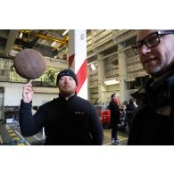 Portrait de l'opérateur vidéo Quentin de l'ECPAD à bord du porte-hélicoptèress amphibie (PHA) Tonnerre à Sète.