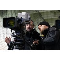 Les opérateurs vidéo Sébastien et Quentin de l'ECPAD règlent leur caméra à bord du porte-hélicoptèress amphibie (PHA) Tonnerre à Sète.