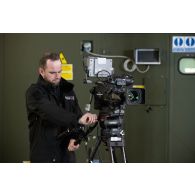 L'opérateur vidéo Simon de l'ECPAD règle sa caméra à bord du porte-hélicoptèress amphibie (PHA) Tonnerre à Sète.